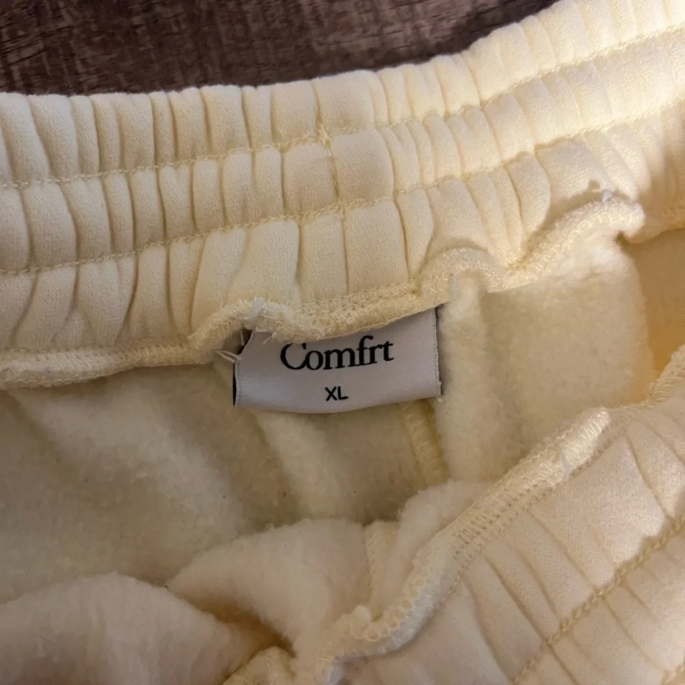 Comfrt basic fleece shorts in buttercream